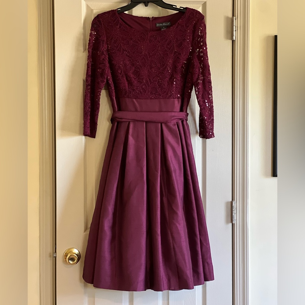 Beautiful Jessica Howard midi gown in burgundy.  Size 10.